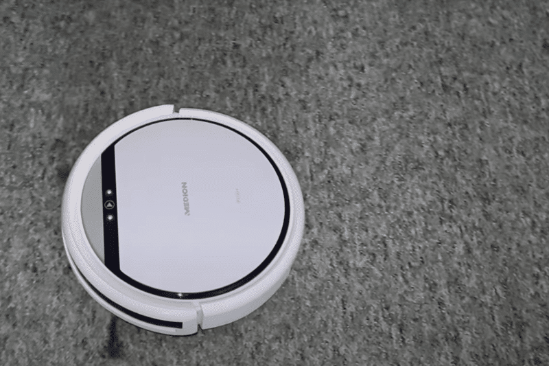 Medion MD 19500 beim Saugtest auf dem Teppich